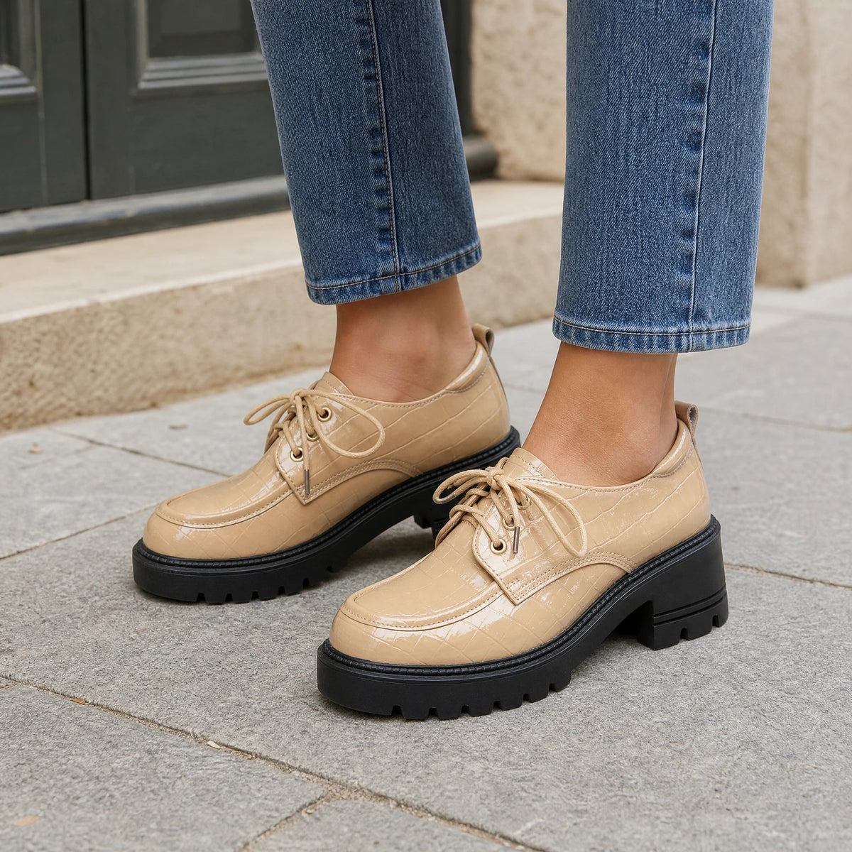 Mocasín de tacón efecto cocodrilo charol beige, vista trasera