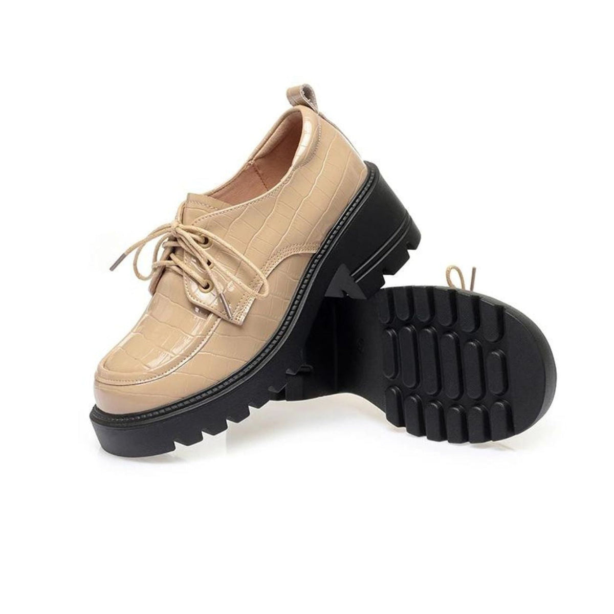 Mocasín de tacón efecto cocodrilo charol beige, detalle del material