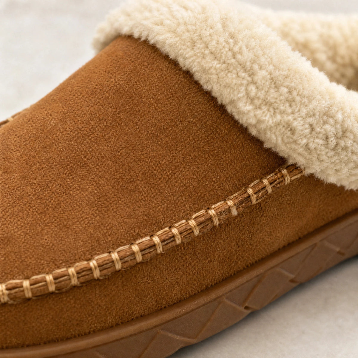 Mocasín zapatilla forrado camel con cuello de borreguito, vista frontal