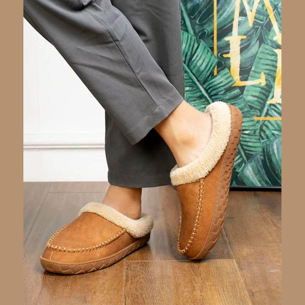 Mocasín zapatilla forrado camel con cuello de borreguito, detalle del material