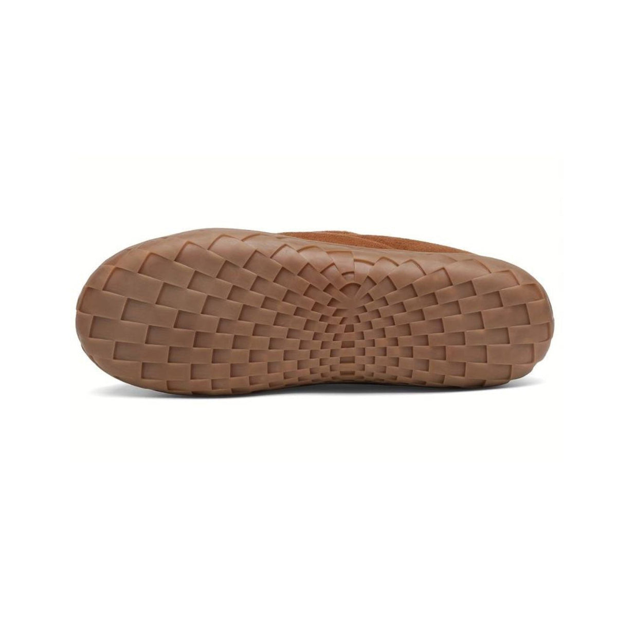 Mocasín zapatilla forrado camel con cuello de borreguito, puesta en escena