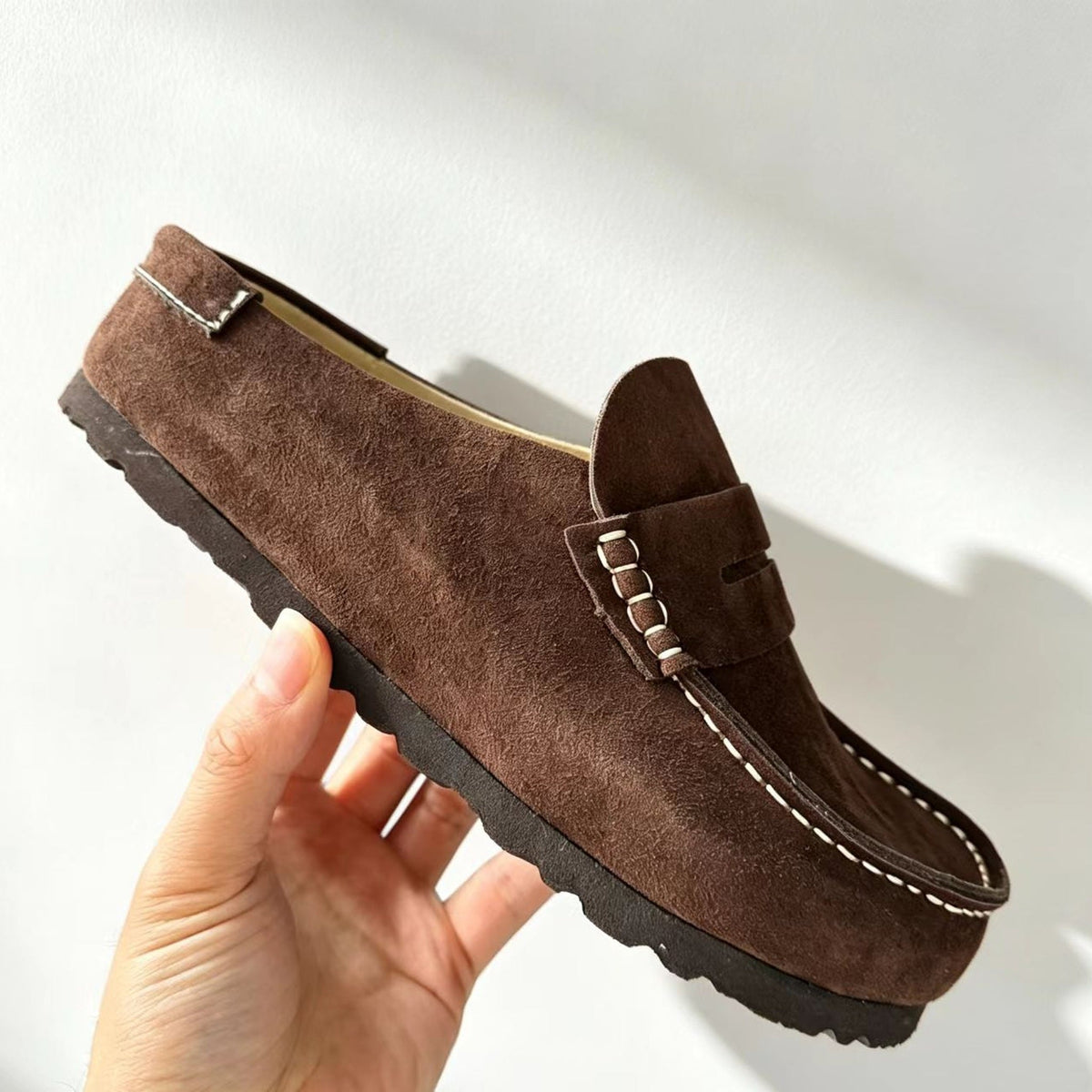 Mocasín zueco de ante negro
