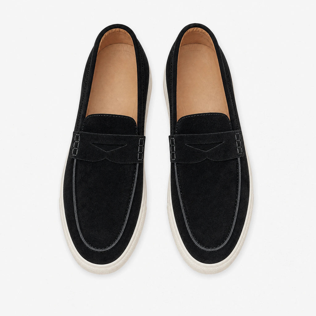 Mocasín de ante para hombre con pasador y suela blanca, vista lateral