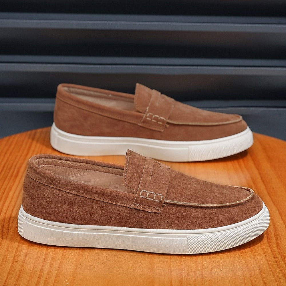 Mocasín de ante para hombre llevado con vaqueros