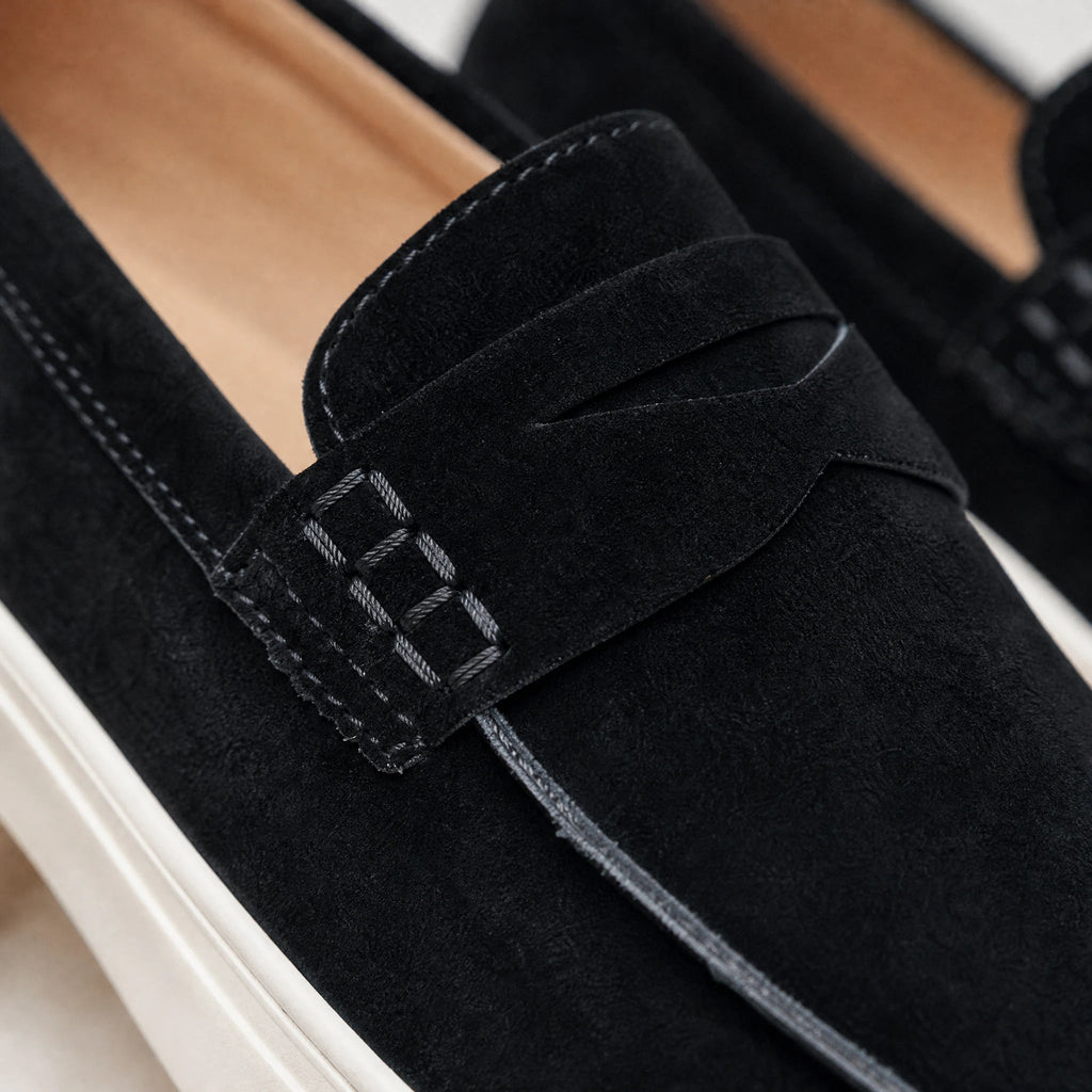 Mocasín de ante negro con suela blanca gruesa