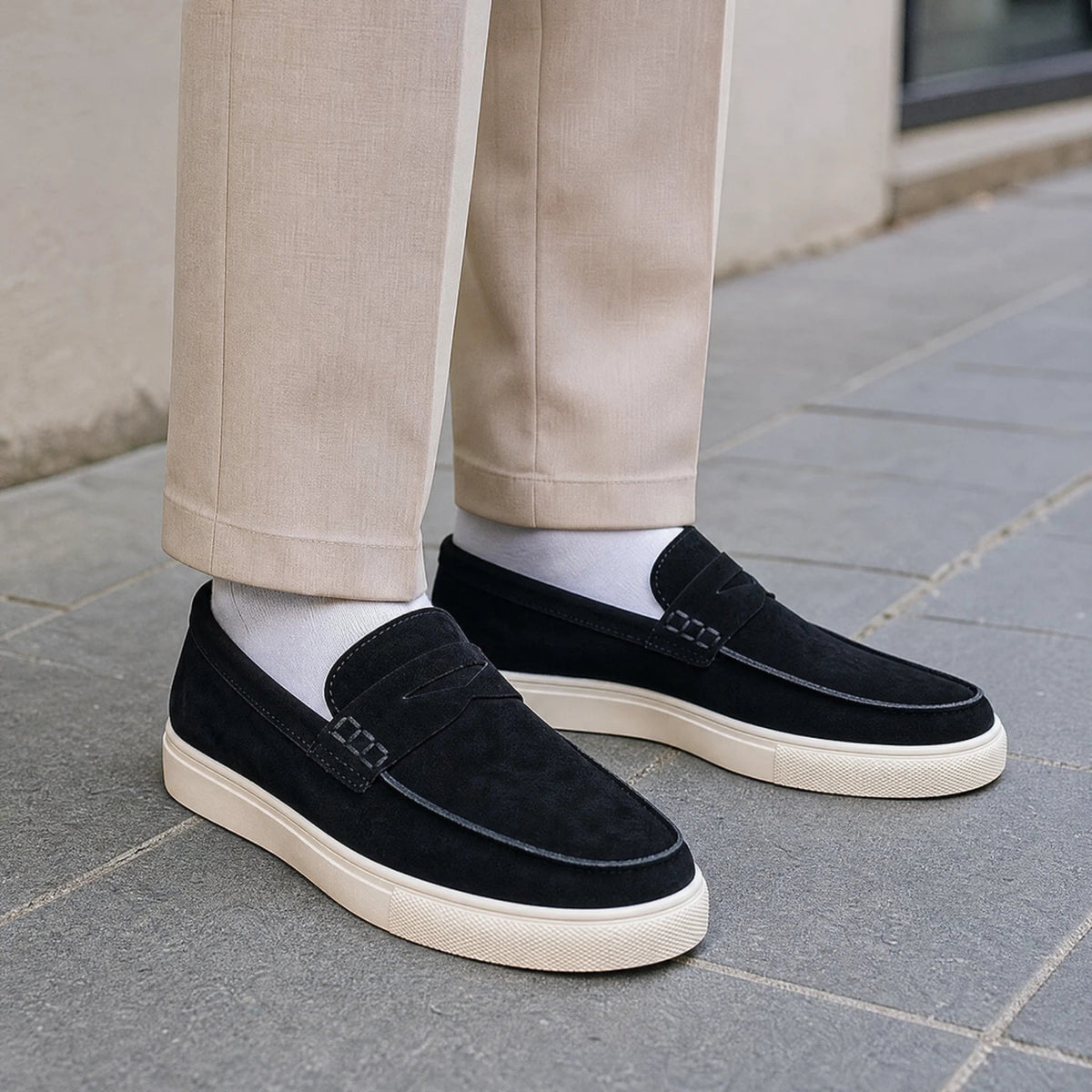 Mocasín de ante marrón con suela blanca gruesa