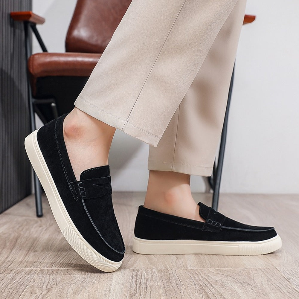Mocasín de ante negro para hombre, vista de tres cuartos