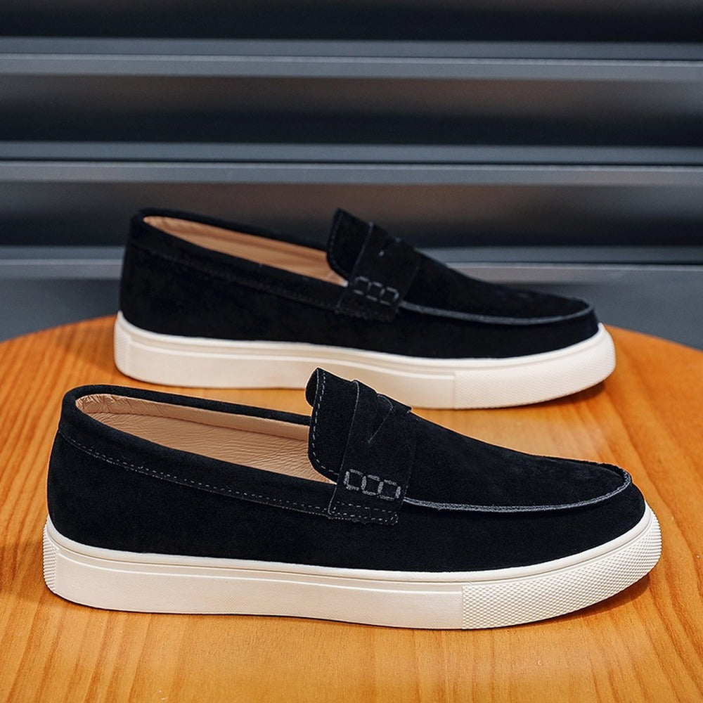 Mocasín de ante marrón para hombre, vista de tres cuartos