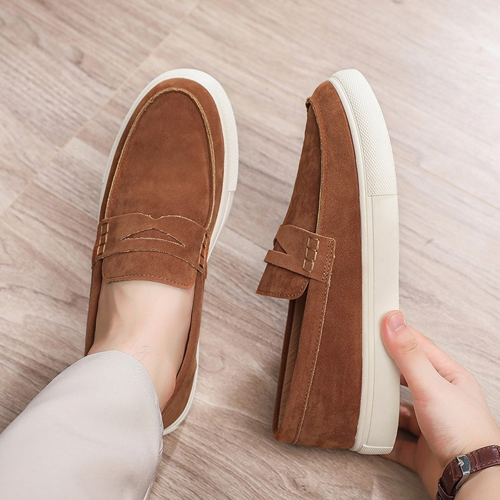 Par de mocasines de ante con pasador
