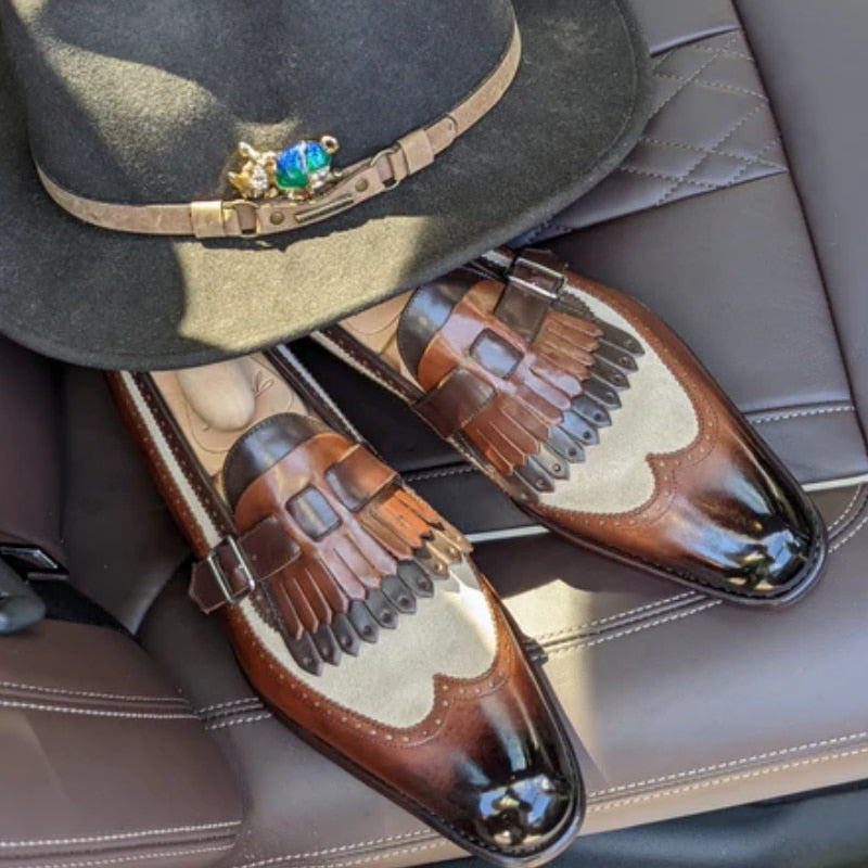 Mocasines bicolores con flecos y hebilla