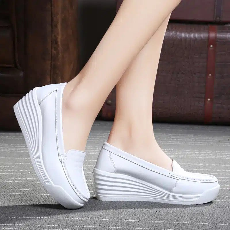 Mocasines blancos con suela de cuña para mujer