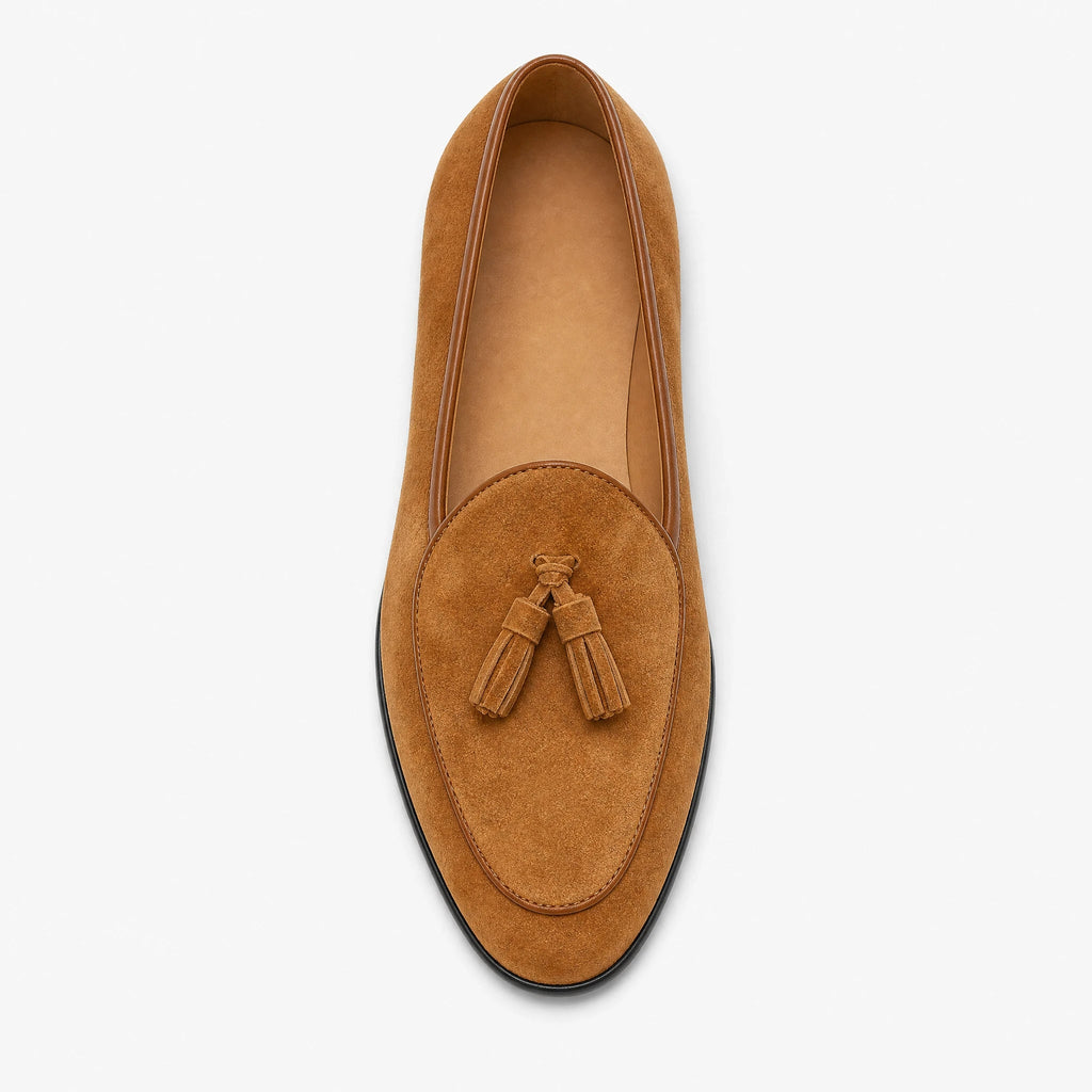 Mocasines de borla para hombre en ante con punta fina, color camel, vista lateral