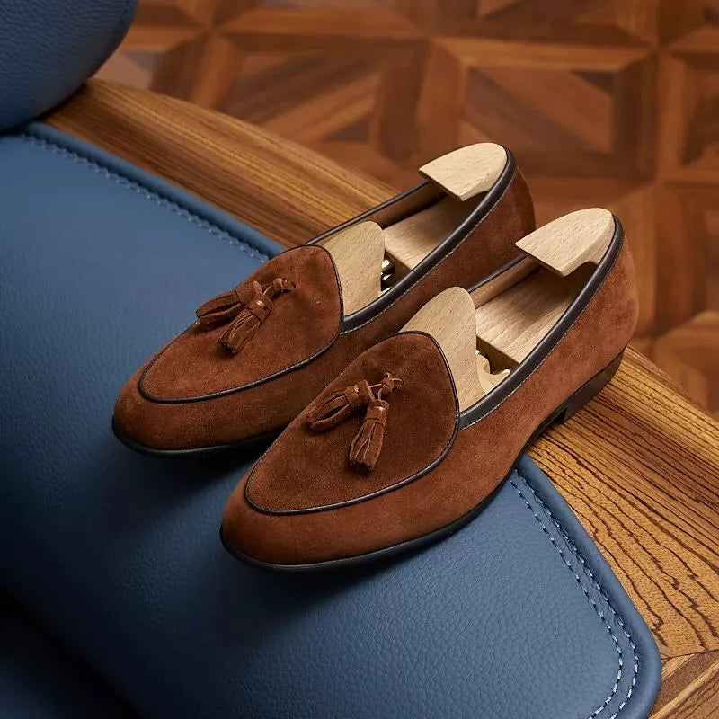 Mocasines de borla para hombre en ante con punta fina, color negro, vista en ángulo