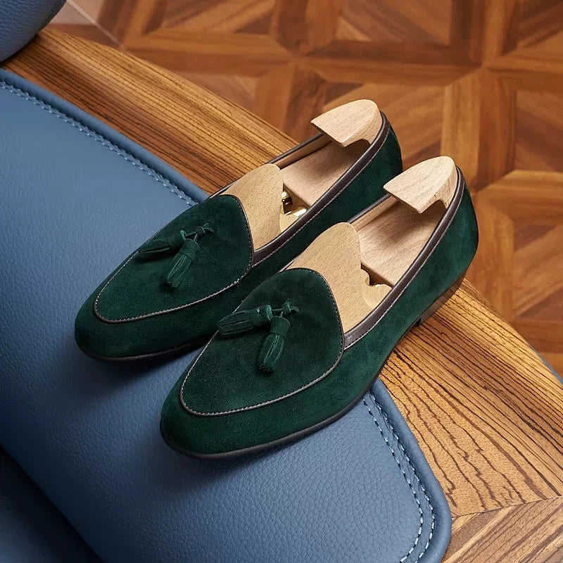 Mocasines de borla para hombre en ante con punta fina, color camel, detalle de la punta
