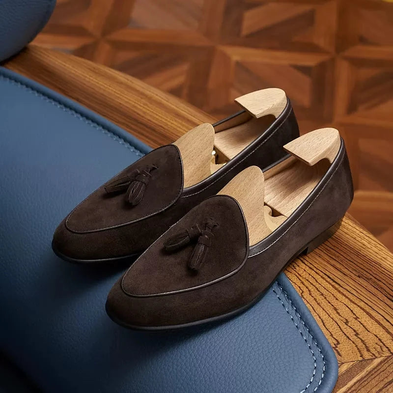 Mocasines de borla para hombre en ante con punta fina, color coñac, detalle del talón