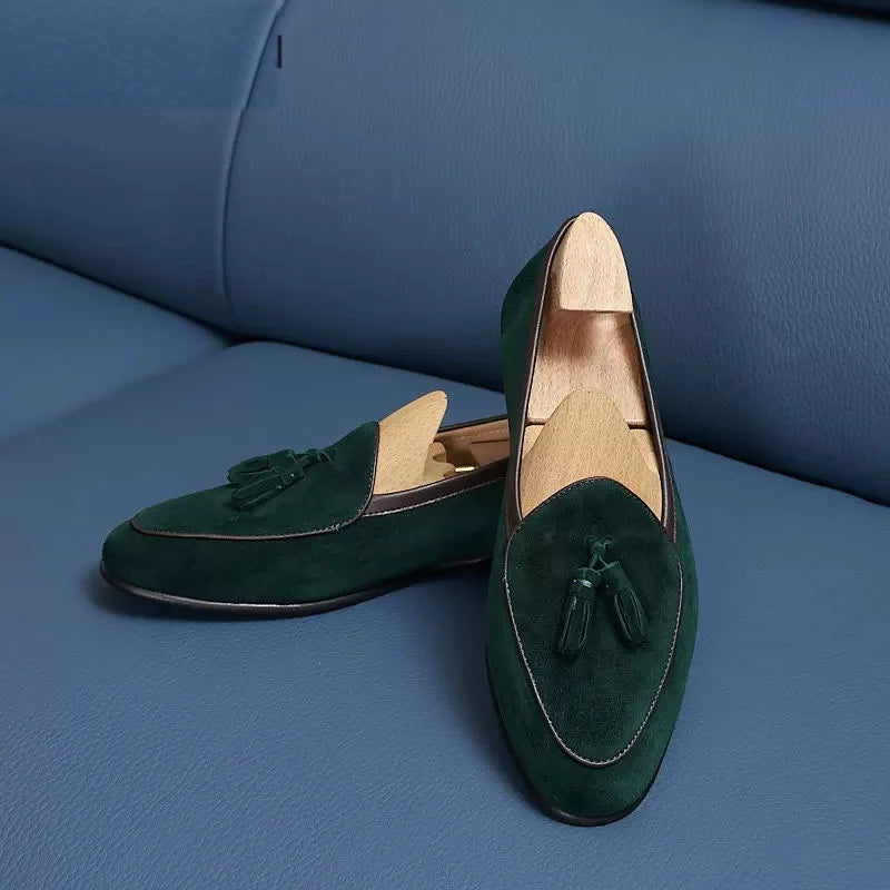 Mocasines de borla para hombre en ante con punta fina, color coñac, vista frontal