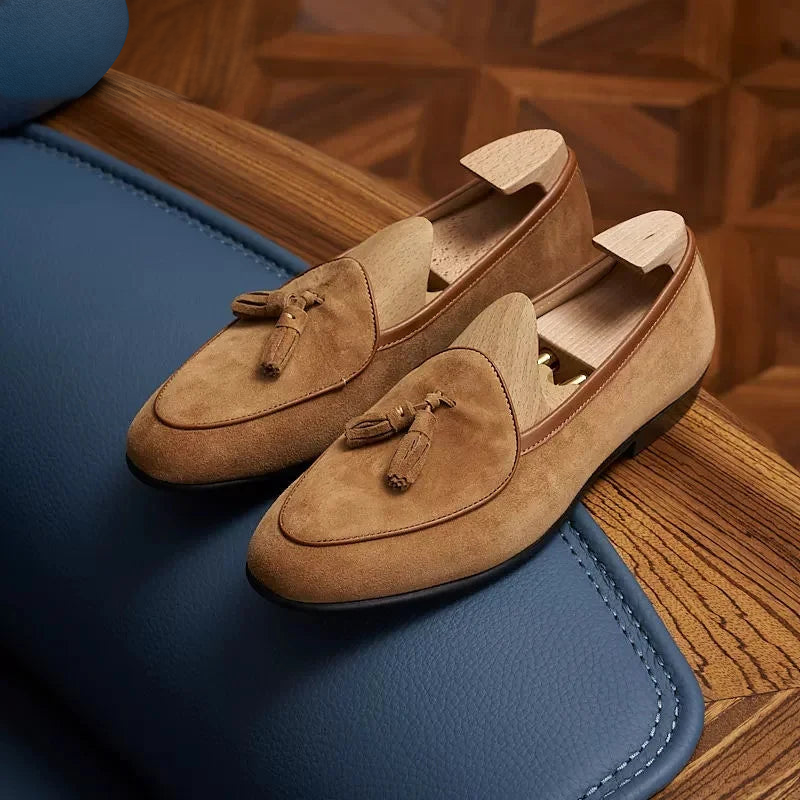 Mocasines de borla para hombre en ante con punta fina, color marrón oscuro, vista superior