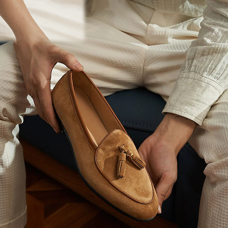 Mocasines de borla para hombre en ante con punta fina, color camel, detalle de las costuras