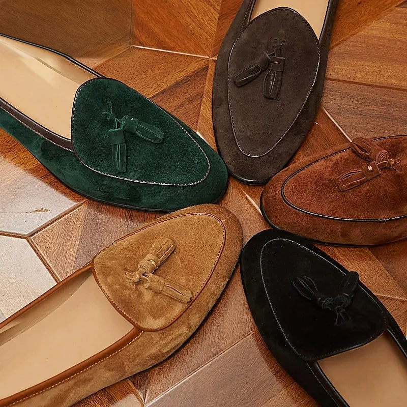 Mocasines de borla para hombre en ante con punta fina, color verde oscuro, puesto en el pie