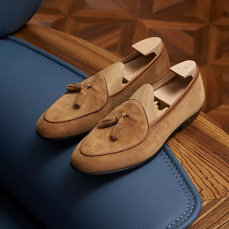 Mocasines de borla para hombre en ante con punta fina, color marrón oscuro, detalle del material