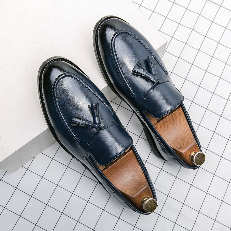 Mocasines clásicos con borlas en cuero liso