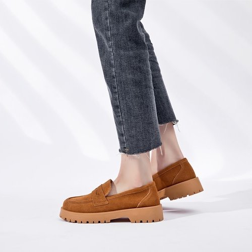 Mocasines clásicos de ante genuino con suela gruesa