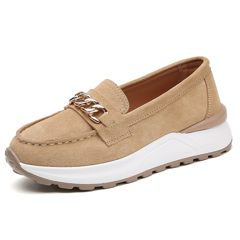 Foto de un mocasín de plataforma beige sobre fondo blanco