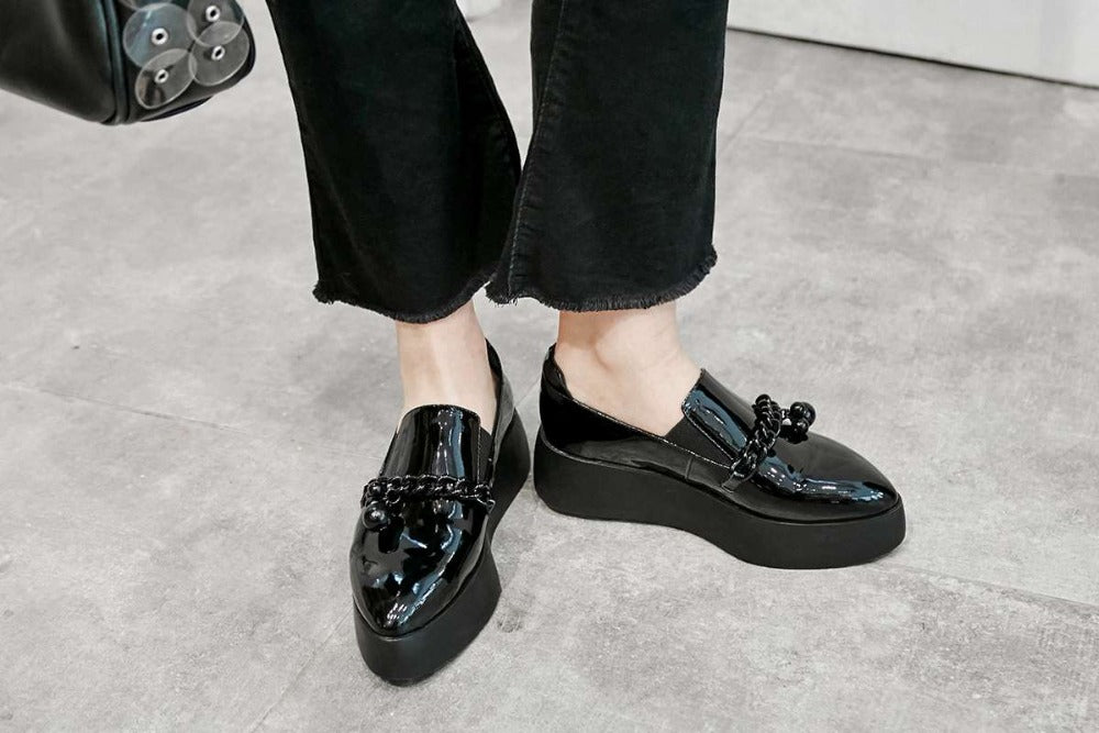 Mocasines de plataforma de charol con cadena metálica decorativa