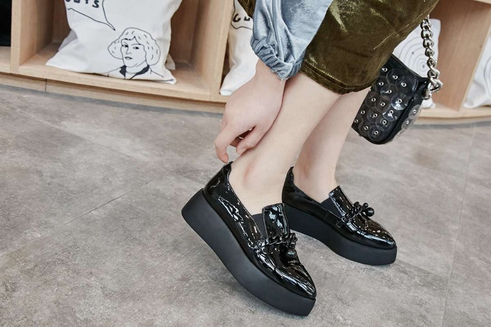 Mocasines de plataforma de charol con cadena metálica decorativa