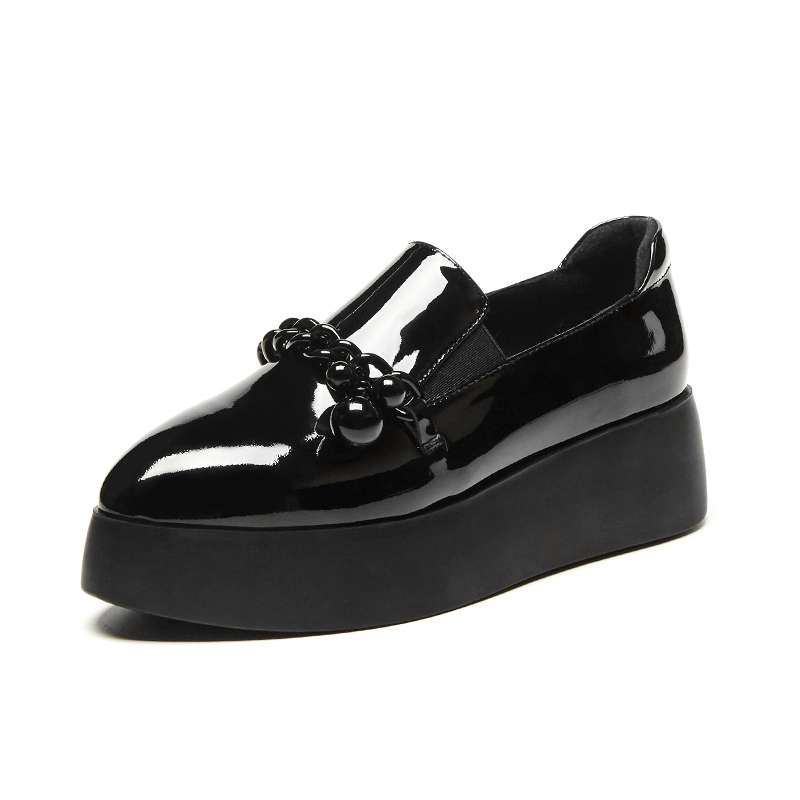 Mocasines de plataforma de charol con cadena metálica decorativa