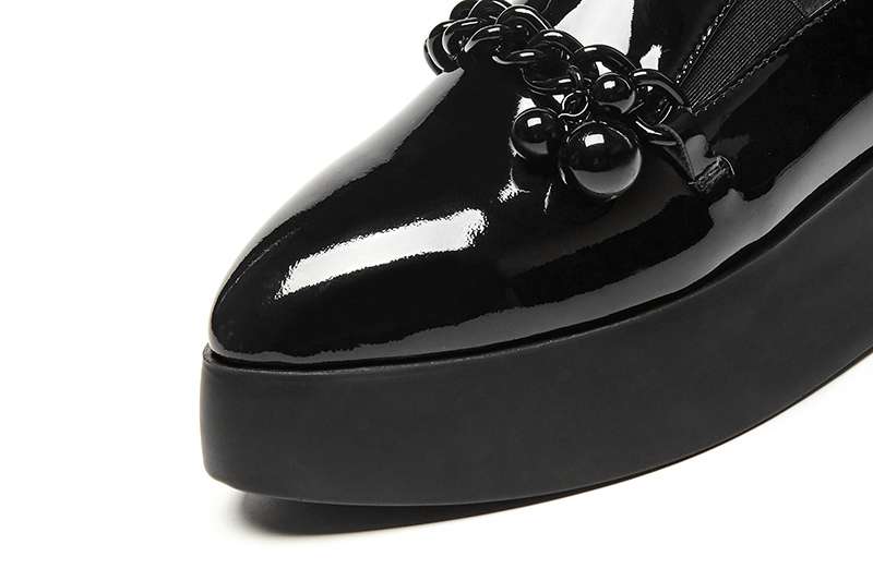 Mocasines de plataforma de charol con cadena metálica decorativa