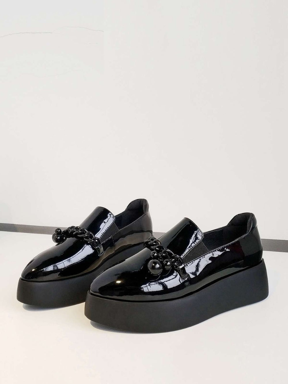 Mocasines de plataforma de charol con cadena metálica decorativa
