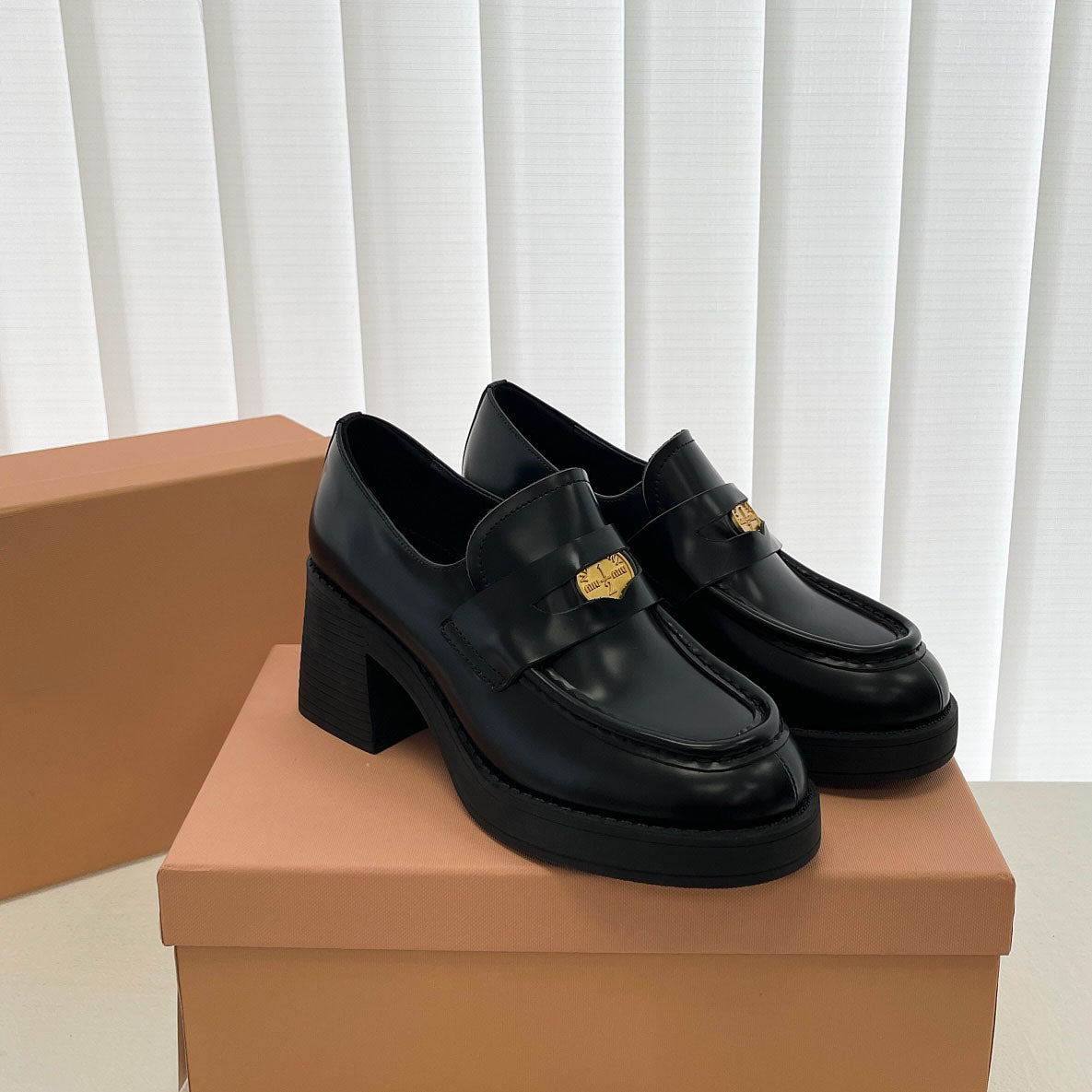 Mocasines negros de tacón cuadrado para mujer