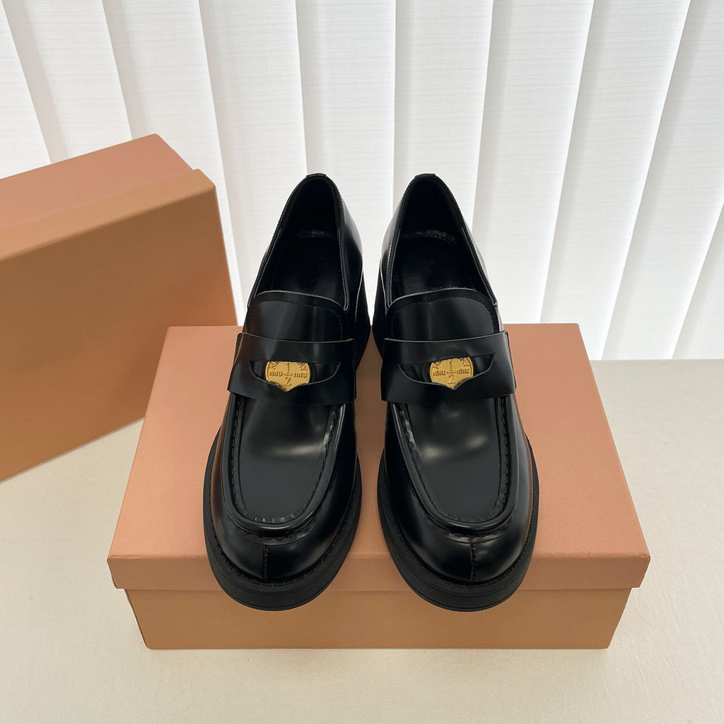 Mocasines negros de tacón cuadrado para mujer
