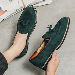 Mocasines con borlas de gamuza sintética y pespuntes blancos, Verde