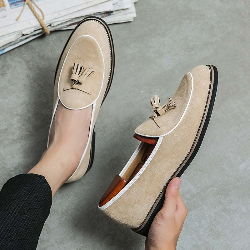 Mocasines con borlas de cuero ante con pespuntes blancos