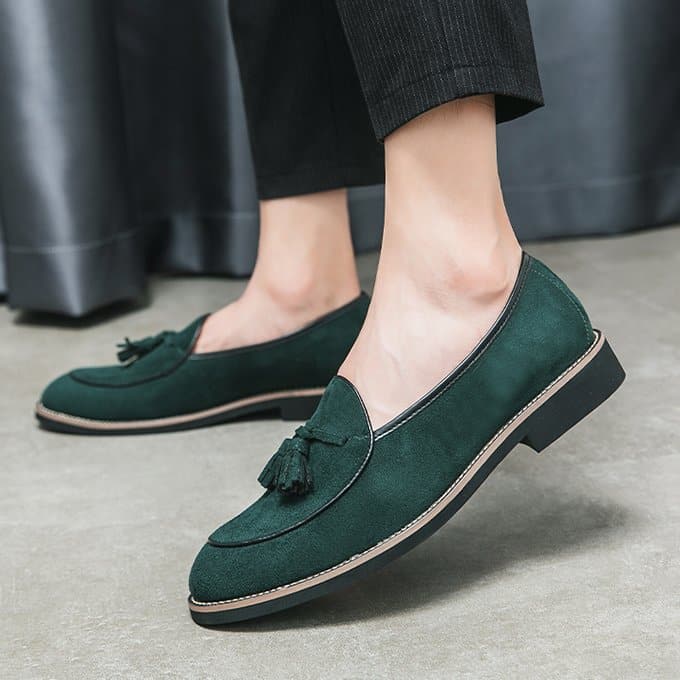 Mocasines con borlas de cuero ante con pespuntes blancos