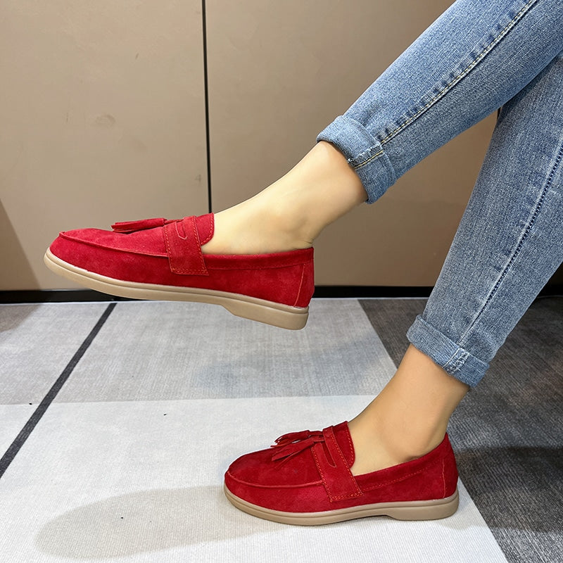 mocasín rojo de ante con flecos llevado por una mujer