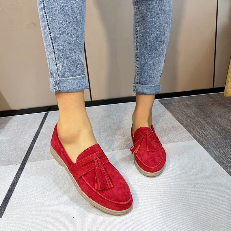 Mujer con mocasín de cuero rojo con borla