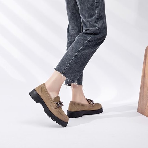 Mocasines de ante con hebilla dorada y suela gruesa
