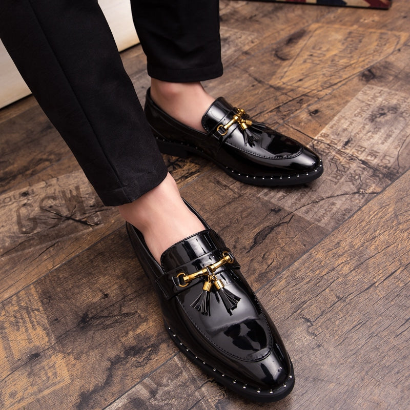Mocasines con borlas barnizadas y hebilla dorada para hombre