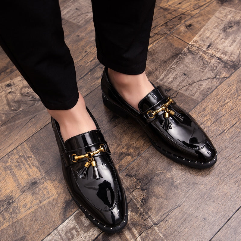 Mocasines con borlas barnizadas y hebilla dorada para hombre