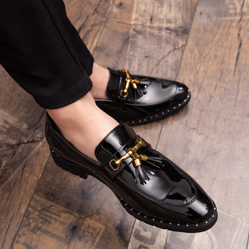 Mocasines con borlas barnizadas y hebilla dorada para hombre