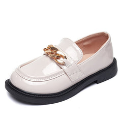 Mocasines barnizados con cadena brillante para niña, Blanco