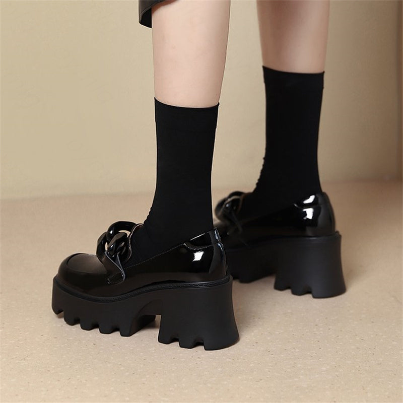 Mocasines charolados con suela gruesa y hebilla grande