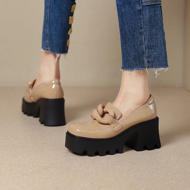 Mocasines charolados con suela gruesa y hebilla grande