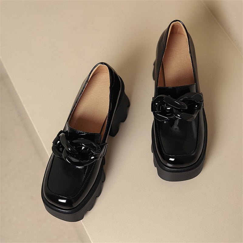 Mocasines charolados con suela gruesa y hebilla grande