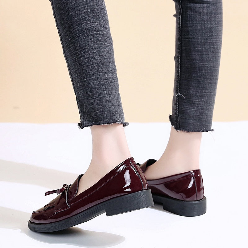 Mocasines de charol sintético con lazo para mujer