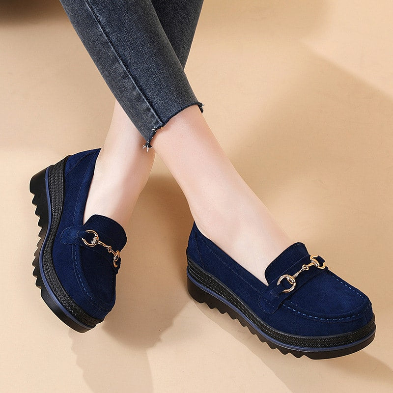 Mocasines con suela compensada y elementos decorativos metálicos para mujer