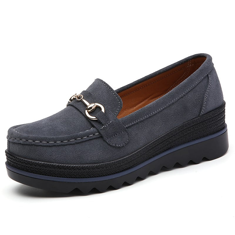 Mocasines con suela compensada y elementos decorativos metálicos para mujer